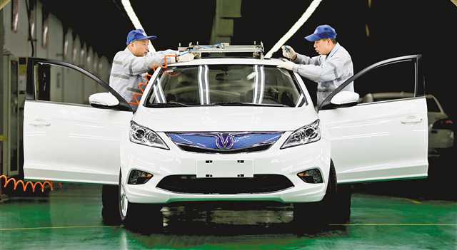 长安汽车技术人员正在生产车间对下线的新能源汽车进行检测.